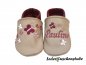 Preview: Lederpuschen in beige-burgunder; links 2 Schmetterlinge (burgunder-creme, rosa-creme) Namen (altrosa) und rechts Stickerei 9 Schmetterlinge (burdunder-rosa-altrosa-creme) 